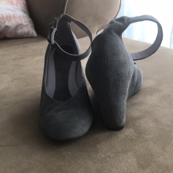 Johnston & Murphy grey suede Tracey ankle strap wedges - Picture 4 of 6